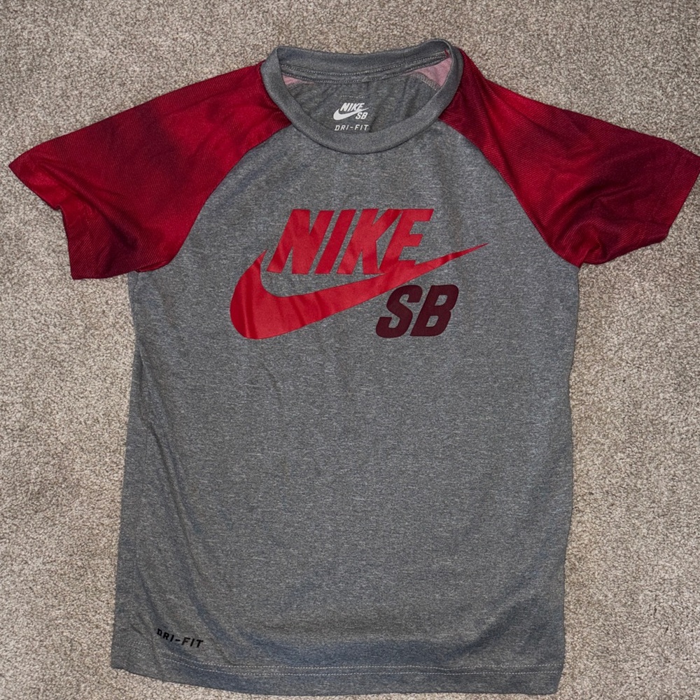 Nike Kids SB Red and Gray Short Sleeve Tee sz S